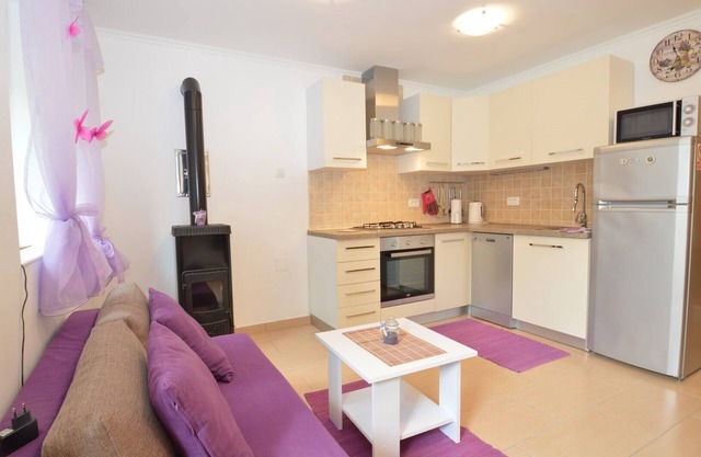 Apartment Hrasta 1 is accommodation in Hrasta on the island of Cres, 43 km from Mali Lošinj.