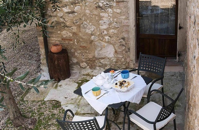 Apartment in villa with WIFI, pool, A/C, TV, patio, panoramic view, parking, close to San Gimignano