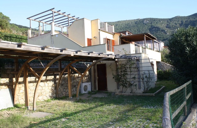 Apartment in a semi-detached house in the heart of the nature of Elba, garden, sea 100mt