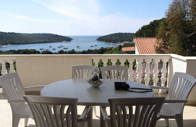 Apartment in Banjole, family-friendly, sea view,air conditioning, WiFi, BBQ, up to 5 people