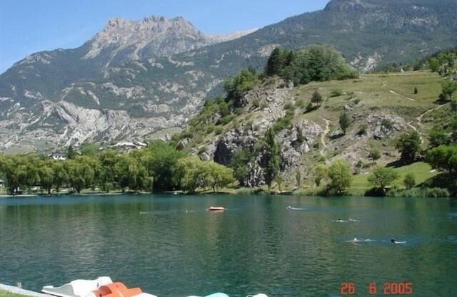 Apartment in Chalet, 150 m from a natural lake, large garden, very quiet.