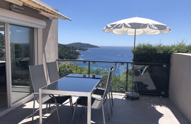 Apartment in detached villa with panoramic sea view & beaches on foot