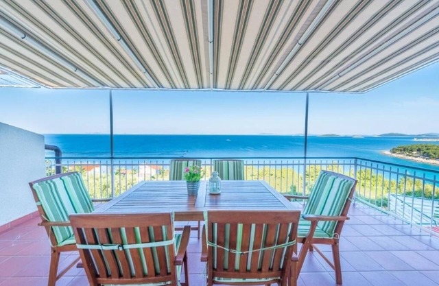 Apartment in Murter with Seaview, Terrace, Air condition, WIFI (5026-3)