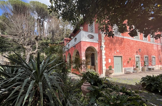 Apartment in Roman Villa, 8km to centre, air con, large, beautiful gardens, pool