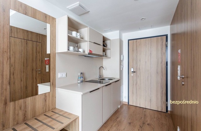 Apartment in Warsaw, free underground garage and WiFi, auto check-in-out code