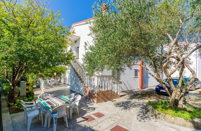 Apartment Ivica (85921-A1) - Banjol - island Rab