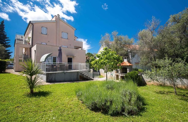 Apartment Josip Malin with Spacious Garden