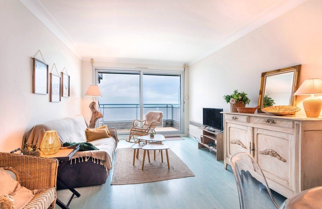 Apartment 'La Houle, Appartement Face Mer' with Sea View, Balcony and Wi-Fi