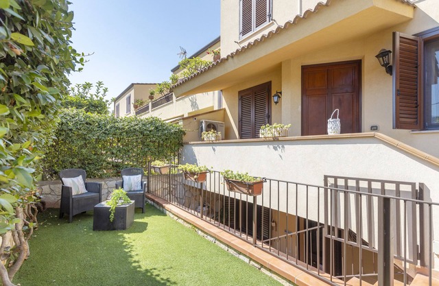 Apartment 'La Casa Di Alina Mondello' with Private Garden, Wi-Fi and Air Conditioning