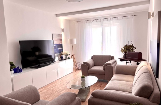 Apartment Lana - Two Bedroom Apartment with Terrace and Sea View