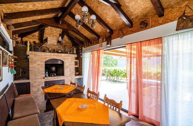 Apartment Laurel Leaf