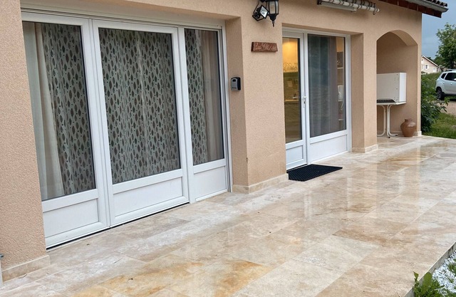Apartment 'Les Ocres' with Private Terrace and Wi-Fi
