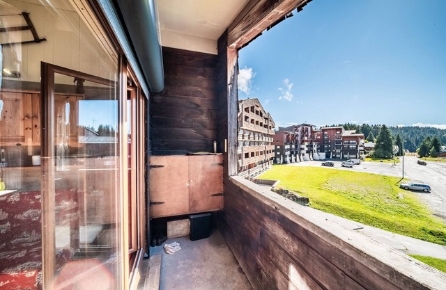 Apartment 'Les Pralyssimes - 35 M²' with Mountain View and Balcony