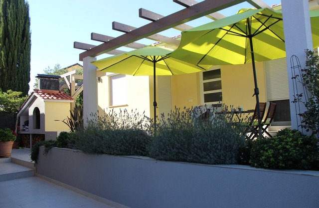 Apartment Lux in Brodarica, Sibenik, new, with terrace, parking, wi-fi, aircondi