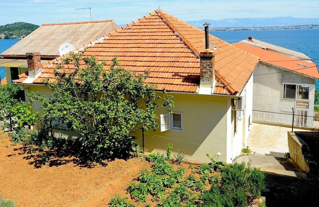 Apartment Matija, (15413), Kali, Croatia