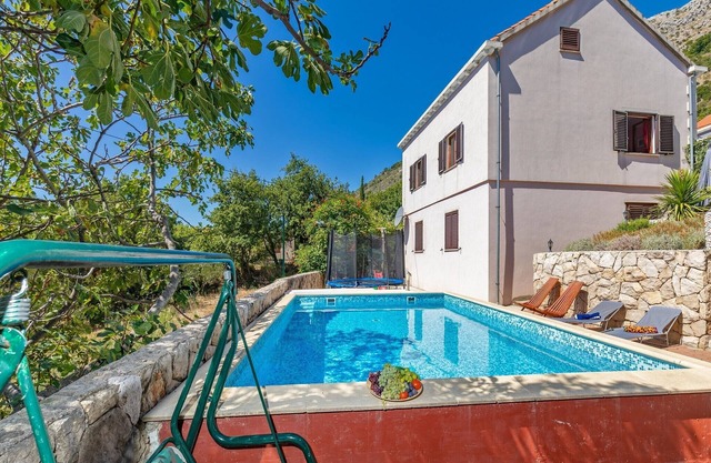 Apartment Mileta - Two Bedroom Apartment with Swimming Pool