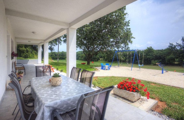 Apartment mit großem Garten, Spielbereich