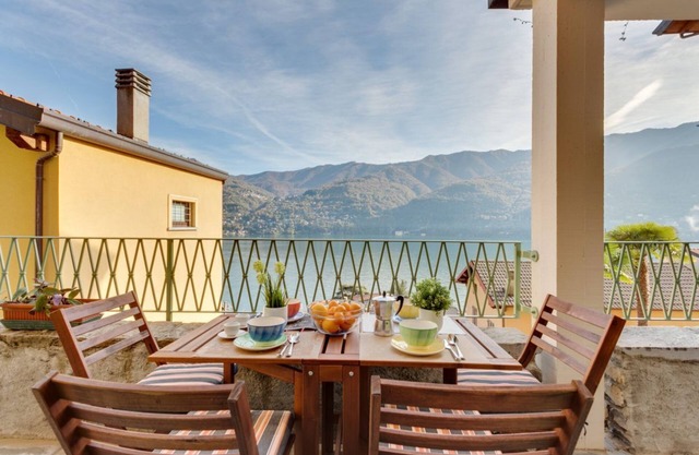Apartment of about 80 sqm, perfect for 4/6 people (but it can host up to 7 people), located in a pedestrian area, on the ground floor of a renovated house overlooking Lake Como. The property is located in the historic centre of the enchanting Carate Urio