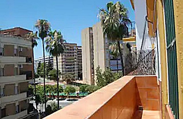 Apartment on 3rd floor, in commercial and leisure area. Good location.