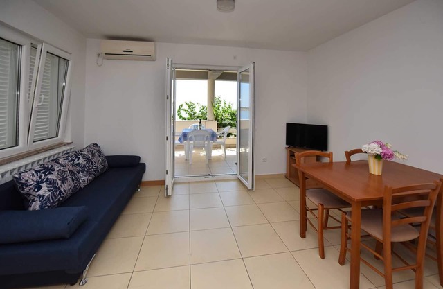 Apartment on first floor with sea view