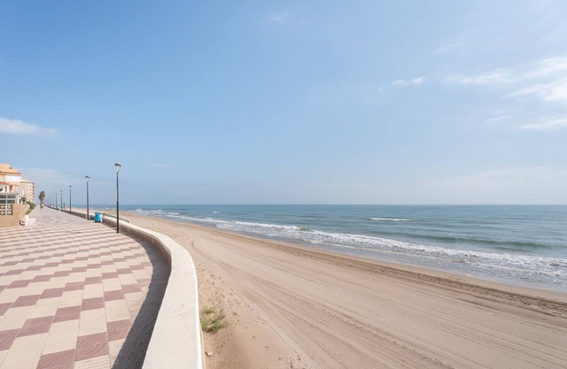 Apartment 'Palmeretes 1°linea' with Sea View, Balcony and Wi-Fi
