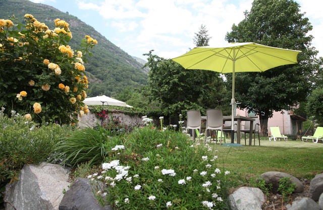 Apartment 'Petit Vignemale' with Mountain View, Shared Garden and Wi-Fi