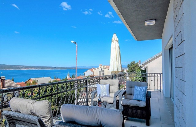 Apartment Queens III with Sea View in Selce