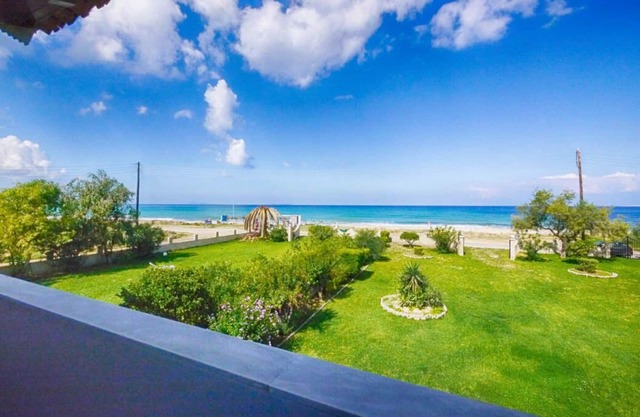 Apartment right on the beach with sea views on the north coast