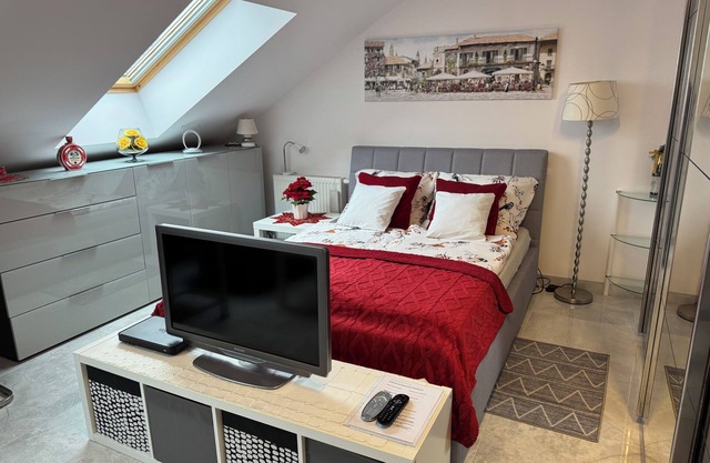 Apartment room + kitchen + private bathroom in Gdansk; parking lot; WLAN; Sat TV