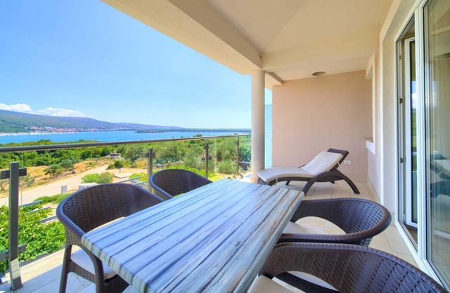 Apartment ROYAL 2 with pool and jacuzzi