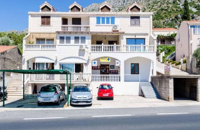 Apartment Sarita - Four Bedroom Apartment with Balcony and Street View