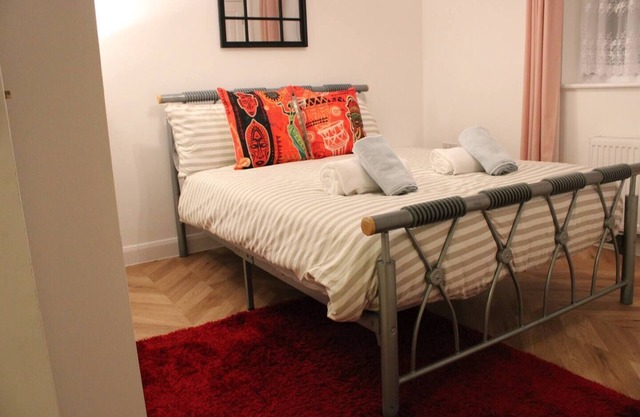 Apartment - Sleeps 2 - Parking - Station Close