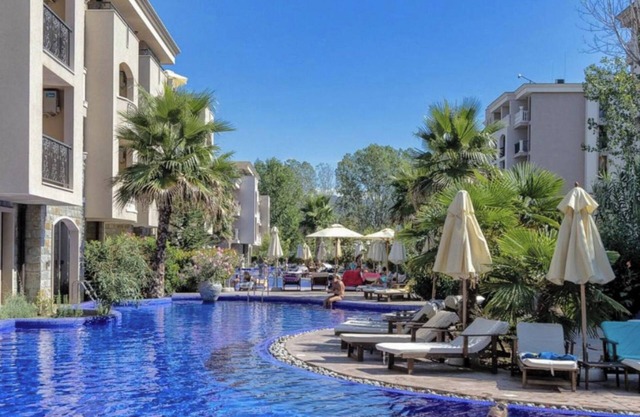 Apartment Sleeps 4 with Pools Access - Smart TVs