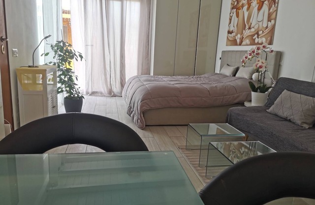 Apartment - Sleeps 2 - Parking - 5Min To La Frasca