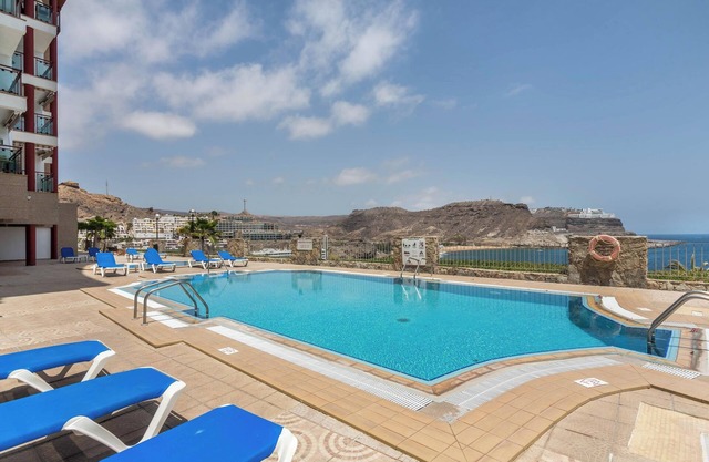 Apartment Su Eminencia close to the Beach with Sea View & Shared Pool