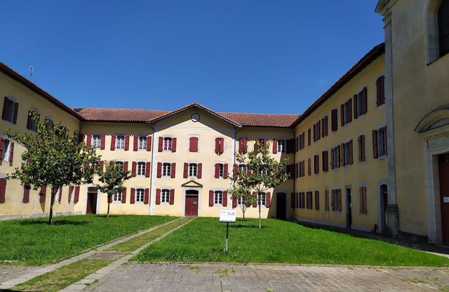 APARTMENT TYPE F2 ON HISTORICAL SITE CLASSIFIED 3*