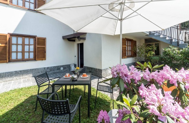Apartment "Un passo dal lago" just a few steps from the Lake with Wi-Fi & Garden