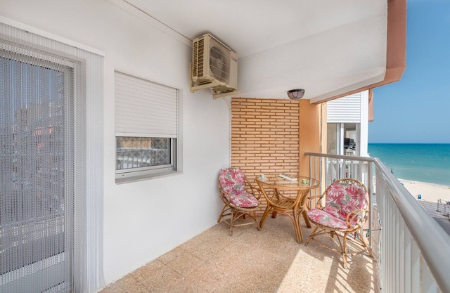 Apartment 'View of the sea Beach 50 meters' with Terrace, A/C & Wi-Fi