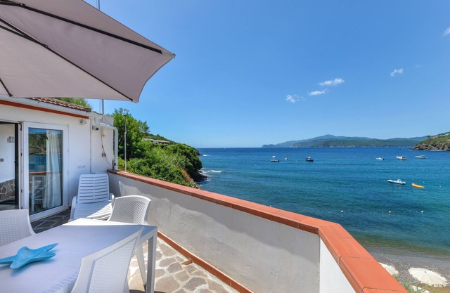 Apartment 'Villa Oda - Trilocale Sul Mare' with Sea View, Wi-Fi and Air Conditioning
