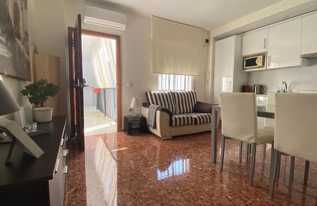 Apartment Wall Center - Aloha Sevilla