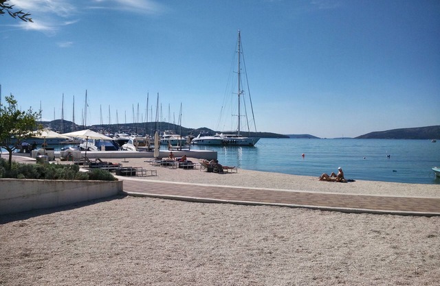 Apartment with balcony, overlooking the sea