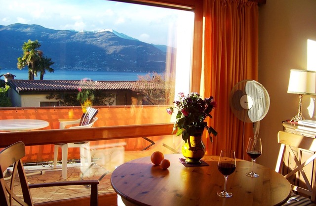 Apartment with a superb lake view, pool and two balconies