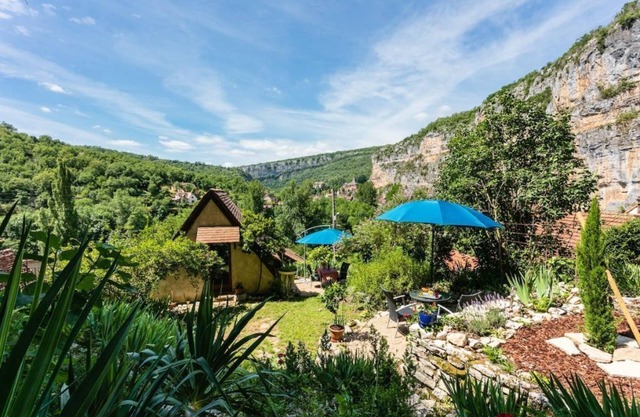 Apartment with exceptional view & garden