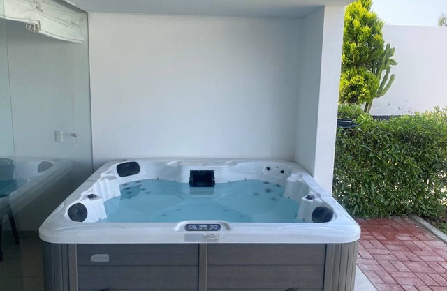 Apartment with Jacuzzi and direct access to the beach