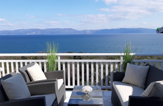 APARTMENT WITH LARGE TERRACE AND MAGNIFICANT SEA VIEW, 300 m FROM THE BEACH +PS4