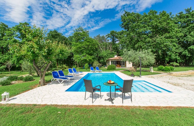 Apartment with pool, 2-4 persons, garden, air-conditioned, barbecue