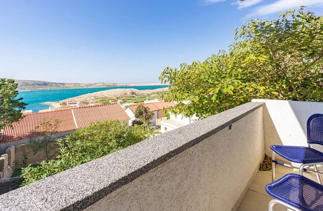 Apartment with sea view and pool
