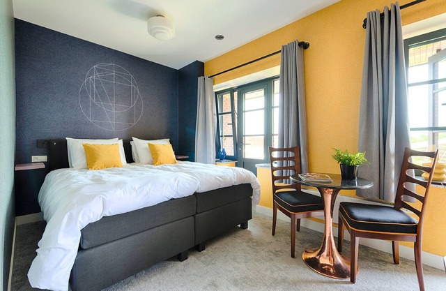 Apartment with smart TV, private kitchen, and designer bathroom located in the heart of Tilburg.