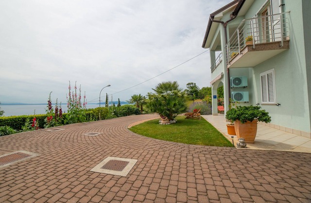 Apartment with terrace, sea view and parking in its own courtyard