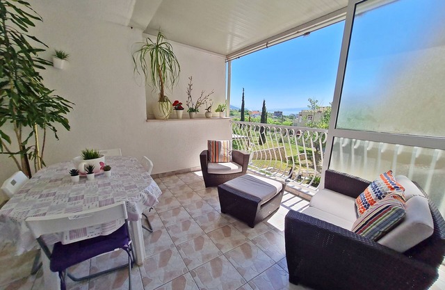 Apartment with three bedrooms and private parking near the beach Znjan